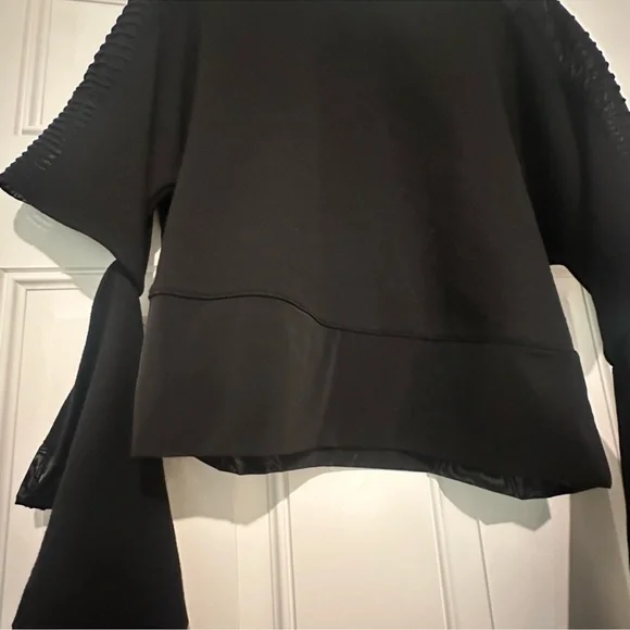 ALO Yoga Black Short Sleeve Cut Out T-Shirt - Picture 3 of 6